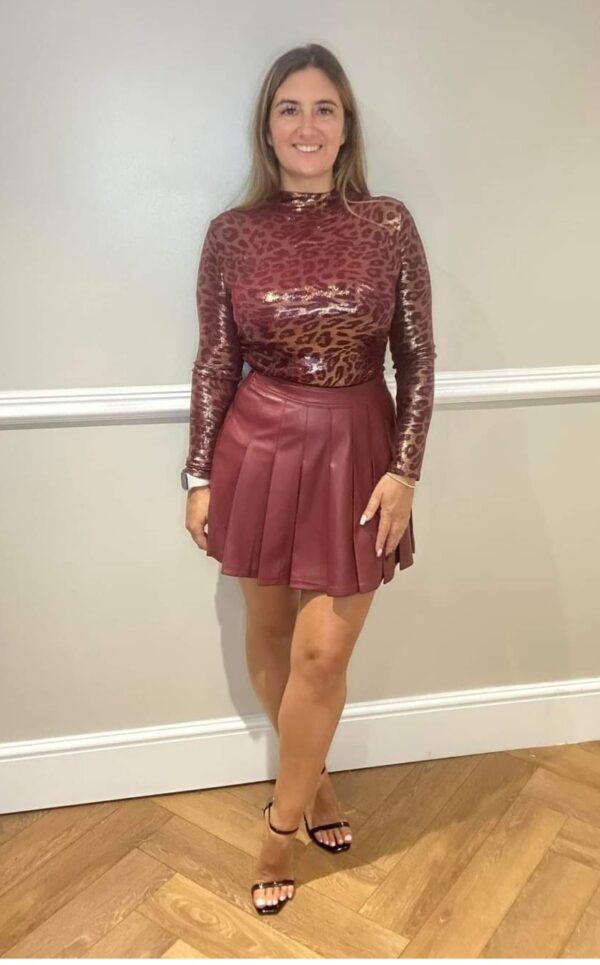 Wine leopard foil top