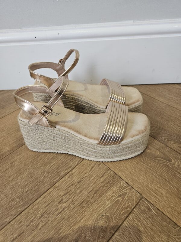 Gold wedge sandals - Image 3