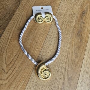 Swirl shell necklace set